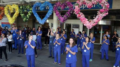 Συγκινητικές στιγμές από την τελευταία μέρα της καμπάνιας για το Βρετανικό νοσηλευτικό προσωπικό [εικόνες]