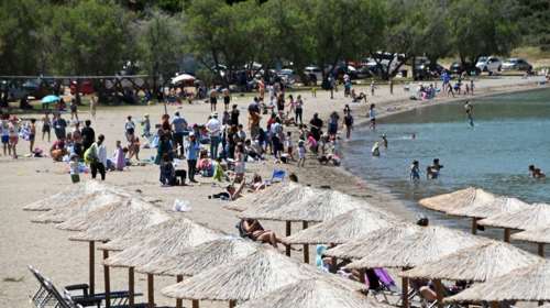 Το αδιαχώρητο στις παραλίες της Αττικής - Εικόνες καλοκαιριού με 30 βαθμούς Κελσίου