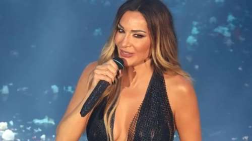 Δέσποινα Βανδή: Βραδινή έξοδος με τις φίλες της - Με λαμπερό φόρεμα με έναν ώμο