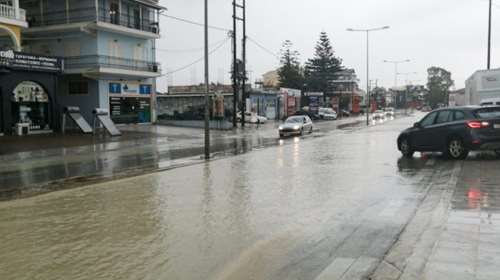 Ζάκυνθος: Σε ποτάμια μετατράπηκαν οι δρόμοι του νησιού - Δέκα κλήσεις στην Π.Υ. για άντληση υδάτων [εικόνες]