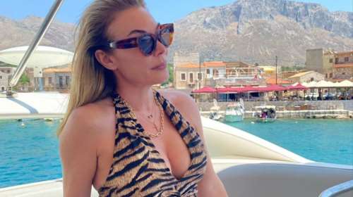 Η Τατιάνα Στεφανίδου ποζάρει με λεοπάρ μαγιό συνεχίζοντας τις διακοπές της