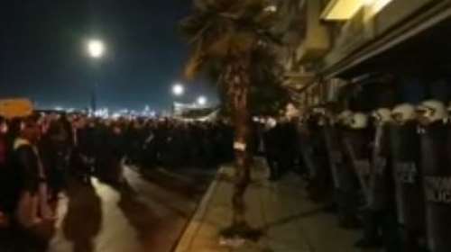 Βιασμός 24χρονης: Έξω από το "Αχίλλειον" εκατοντάδες διαδηλωτές - Συνθήματα και ΜΑΤ στην είσοδο του καφέ [Εικόνες]