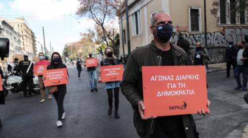 Βαρουφάκης: Η κυβέρνηση επενδύει στην καταστολή και τη συνταγματική εκτροπή - Εξ-ορμπανίζουν τη Δημοκρατία