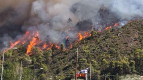 Διακοπή κυκλοφορίας στην παλαιά εθνική οδό Πατρών – Μαίνεται φωτιά στο Δερβενάκι, σταματούν τα τρένα