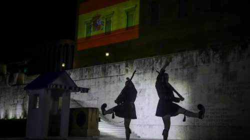 Με τα χρώματα της ισπανικής σημαίας φωταγωγείται η Βουλή - Εικόνες