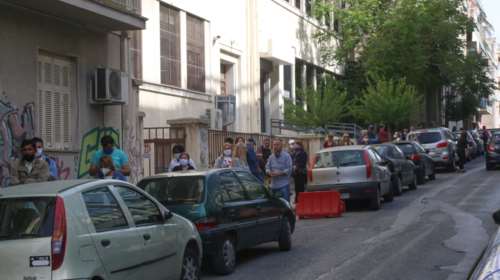 Τεράστιες ουρές από τις 6 το πρωί και έξω από τη ΔΕΗ στο Βόλο