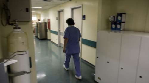 Αντικαπνιστικός: Έλεγχοι και σε νοσοκομεία, βρέθηκαν γιατροί να καπνίζουν