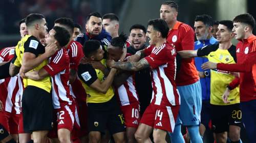 Πρωταθλητής ο Ολυμπιακός στα 100 χρόνια ζωής του - Ξύλο μεταξύ παικτών μετά το ντέρμπι με την ΑΕΚ στο Καραϊσκάκη