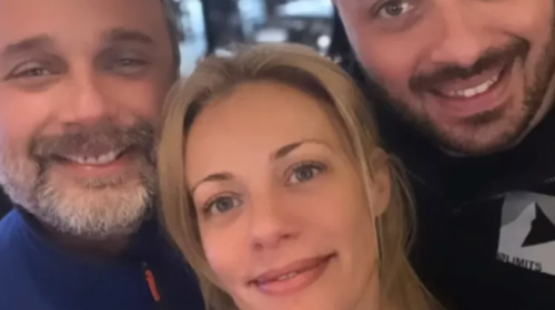 Ζέτα Μακρυπούλια: Ποζάρει για πρώτη φορά μαζί και με τους δύο αδερφούς της