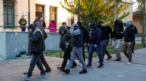 &quot;Φάμπρικα ελληνοποιήσεων&quot;: Ποινική δίωξη για εγκληματική οργάνωση σε αστυνομικούς, δημοτικούς υπαλλήλους και δικηγόρο