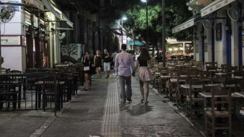 Κορονοϊός: "Νέκρωσε" η Αθήνα μετά τα μεσάνυχτα - Κλειστά καταστήματα και έρημοι δρόμοι [εικόνες]