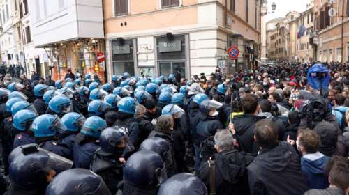 Ιταλία: Επεισόδια σε κινητοποίηση για άνοιγμα των καταστημάτων στη Ρώμη