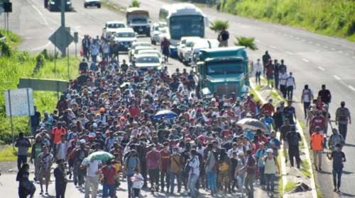 Μεξικό: Καραβάνια μεταναστών  με παιδιά στα χέρια ξεκινούν για τα σύνορα με τις ΗΠΑ