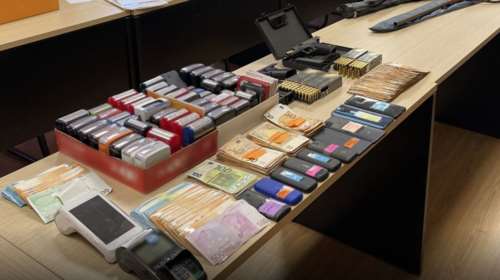 Σπείρα &quot;άρπαξε&quot; από το δημόσιο πάνω από 15 εκατ. από επιστρεπτέες και ΦΠΑ- Κατασχέθηκαν πιστόλια, καραμπίνες και πολυτελή αυτοκίνητα