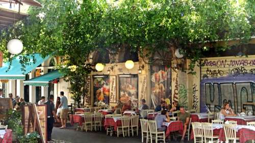 Αθήνα: Μια… &quot;νόστιμη&quot; πόλη - Μεγάλο αφιέρωμα ελβετικού περιοδικού στην ελληνική γαστρονομία