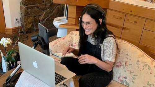 H απίστευτη τουαλέτα της Ντέμι Μουρ με χαλί και καναπέ! [Εικόνες]