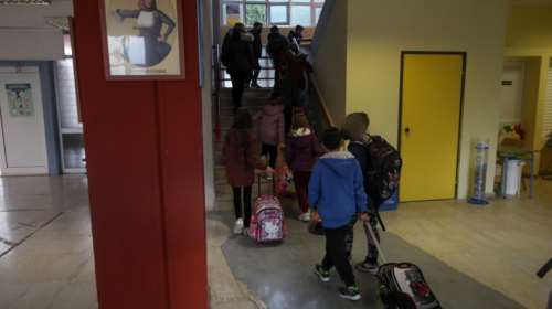 Κορονοϊός: Την επόμενη εβδομάδα οι αποφάσεις για τα self test στα σχολεία - Προβληματισμός από την άνοδο των κρουσμάτων