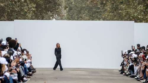 H Στέλα ΜακΚάρτνεϊ θρήνησε για τα &quot;δισεκατομμύρια πουλιά&quot;: Έκκληση για απαγόρευση της χρήσης αληθινών φτερών στη μόδα