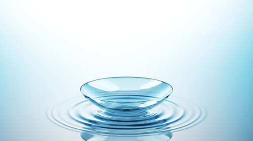 Μπορούμε να κάνουμε μπάνιο με φακούς επαφής; Και τι να προσέχουμε το καλοκαίρι;