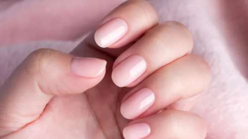 Strawberry milk nails: Το κομψό μανικιούρ που θα κάνουμε όλες μας το καλοκαίρι