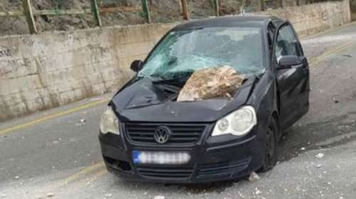 Αράχωβα: Ουρανοκατέβατος βράχος έπεσε σε αυτοκίνητο - Ζουν από θαύμα οι επιβάτες του Ι.Χ