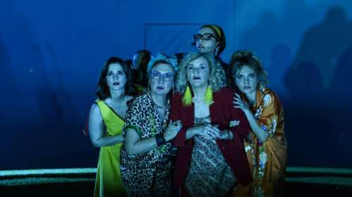 Ποιες ειναι οι &quot;Οκτώ γυναίκες&quot; που πρωταγωνιστούν στη μαύρη αστυνομική κωμωδία που κάνει θραύση στα ανοιχτά θέατρα της Αθήνας;