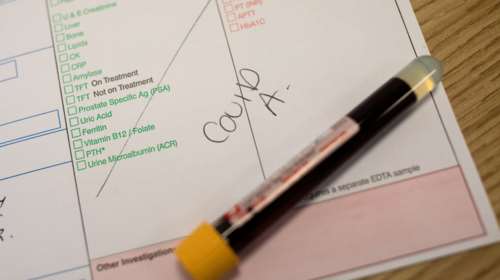 Κορονοϊός: Θετικός στον ιό αρχιμανδρίτης που δήλωνε ότι &quot;δεν κολλάει από τη Θεία Κοινωνία&quot;