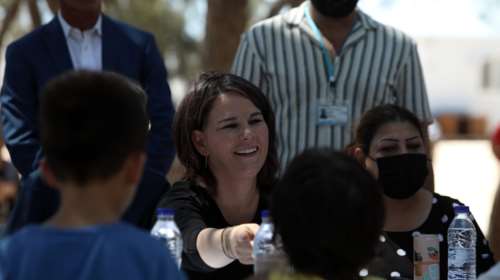 Αναλένα Μπέρμποκ: Σε δομή φιλοξενίας με προσφυγόπουλα στο Σχιστό, μετά τα λευκά λουλούδια στο Μνημείο Ολοκαυτώματος