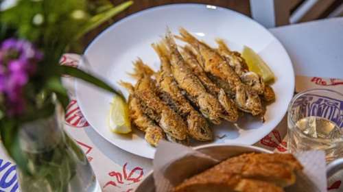 Έφερε το ουζερί στον 21ο αιώνα: Γιατί όλοι πάνε σε αυτό το στέκι του Κεραμεικού