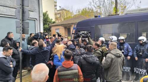 Αγρότες απέκλεισαν το γραφείο του Τσιάρα στην Καρδίτσα: &quot;Θα περάσουμε με τα τρακτέρ&quot; [βίντεο]