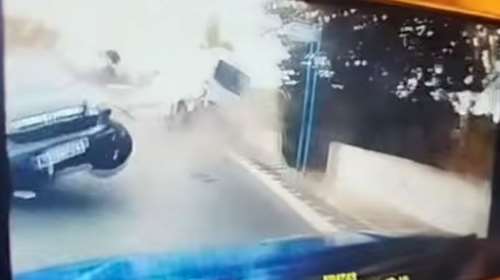 Η στιγμή της καραμπόλας στη Θεσσαλονίκη: ΙΧ πέφτει πάνω σε βαν [εικόνες - βίντεο]