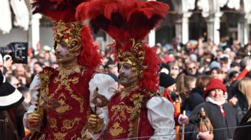 Κοροναϊός: Δύο χρόνια φυλακή στους "ανυπάκουους" για τις αποκριάτικες εκδηλώσεις