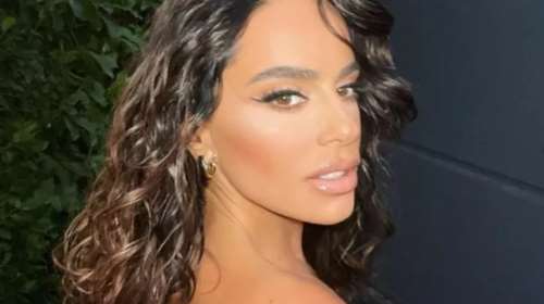 Μαρία Αντωνά: Με σούπερ μίνι φόρεμα και high heels στην Αργυρούπολη