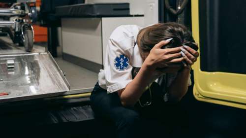 Ποιος φροντίζει όσους φτάνουν πρώτοι σε μια τραγωδία;