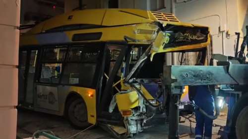 Πετράλωνα: Τρόλεϊ "καρφώθηκε" σε πολυκατοικία - Ο οδηγός τραυματίστηκε ελαφρά [βίντεο]