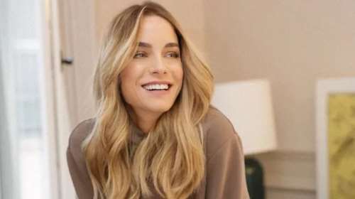 Η Δούκισσα Νομικού στο Παρίσι - Οι πόζες με το μπουρνούζι της