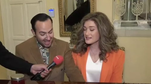 Μαυρίκιος Μαυρίκιου: Ο θεατρικός παραγωγός μάς ξεναγεί στο αριστοκρατικό σπίτι που μένει με τη μέλλουσα σύζυγό του, Ιλάειρα (βίντεο)