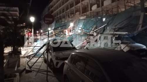 Ρόδος: Κατέρρευσε σκαλωσιά σε ξενοδοχείο - Ζημιές σε περισσότερα από 20 αυτοκίνητα [εικόνες]