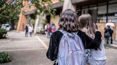 Γιατί οι γονείς αντιδρούν μετά από έγγραφο της Διεύθυνσης Εκπαίδευσης που πρότεινε στους διευθυντές να μην επιτρέπουν στα παιδιά να φύγουν από το σχολείο χωρίς ενήλικα