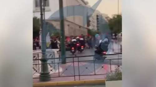 Βίντεο ντοκουμέντο: Μηχανές της ΕΛ.ΑΣ. περνούν μέσα από μπλοκ διαδηλωτών στην πορεία της Πέμπτης - Τι απαντά το υπουργείο