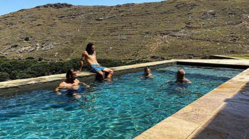 Άγγελος Λάτσιος: Viral η φωτογραφία του στην πισίνα με τον Μάκη Παντζόπουλο