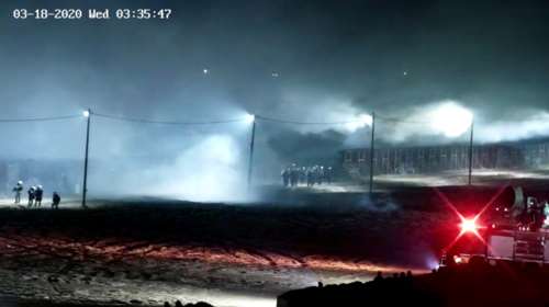 Νέα επεισόδια στον Εβρο: Μετανάστες προσπάθησαν να ρίξουν τον φράχτη με φλεγόμενο δένδρο [βίντεο]