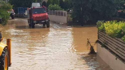 Αγχίαλος: Σε λίμνη μετατράπηκε ο δρόμος - Εγκλωβισμένοι άνθρωποι σε αυτοκίνητο