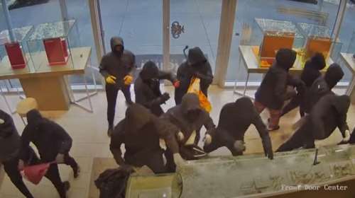 Καλιφόρνια: Κινηματογραφική ληστεία κοσμημάτων με εισβολή 25 κουκουλοφόρων μέρα μεσημέρι [Βίντεο]