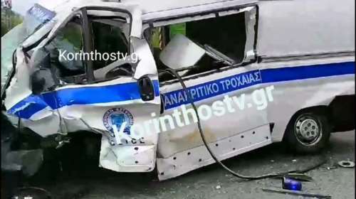 Τρίπολη: Μπήκε στο αντίθετο ρεύμα και συγκρούστηκε με αστυνομικό βαν - Ενας νεκρός, σμπαράλια τα αυτοκίνητα