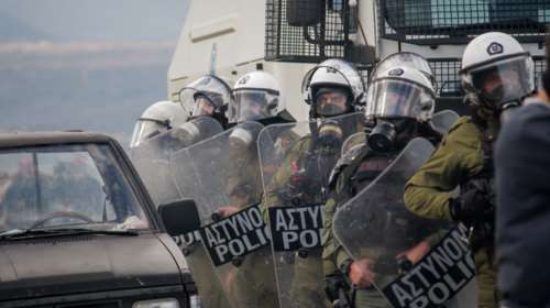 Η ΕΛ.ΑΣ. για τα επεισόδια στη Μαλακάσα: Μας πετούσαν πέτρες, τραυματίστηκαν έξι αστυνομικοί