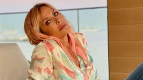 Η Άννα Βίσση σε ταβέρνα στα Καλύβια - Πανικός για την επικείμενη συναυλία της στο Καλλιμάρμαρο