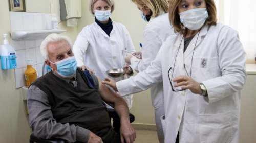 Κορονοϊός-Εμβόλια: &quot;Φουλάρουν τις μηχανές&quot; οι φαρμακευτικές μετά τη δυσαρέσκεια της ΕΕ