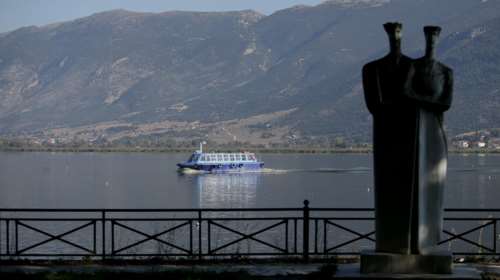 Ιωάννινα: Επιχειρηματίας έβαλε να πετάξουν στη λίμνη την έγκυο σύντροφό του για να ρίξει το παιδί