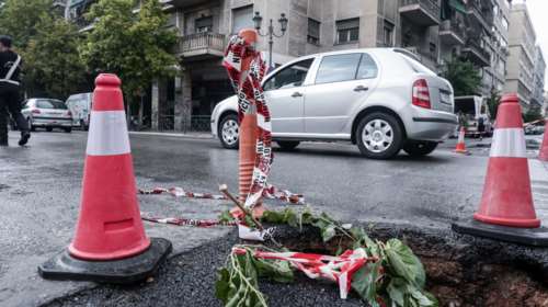 Σφοδρή καταιγίδα στην Αθήνα: Υποχώρησε το οδόστρωμα στην Πειραιώς - Δείτε εικόνες